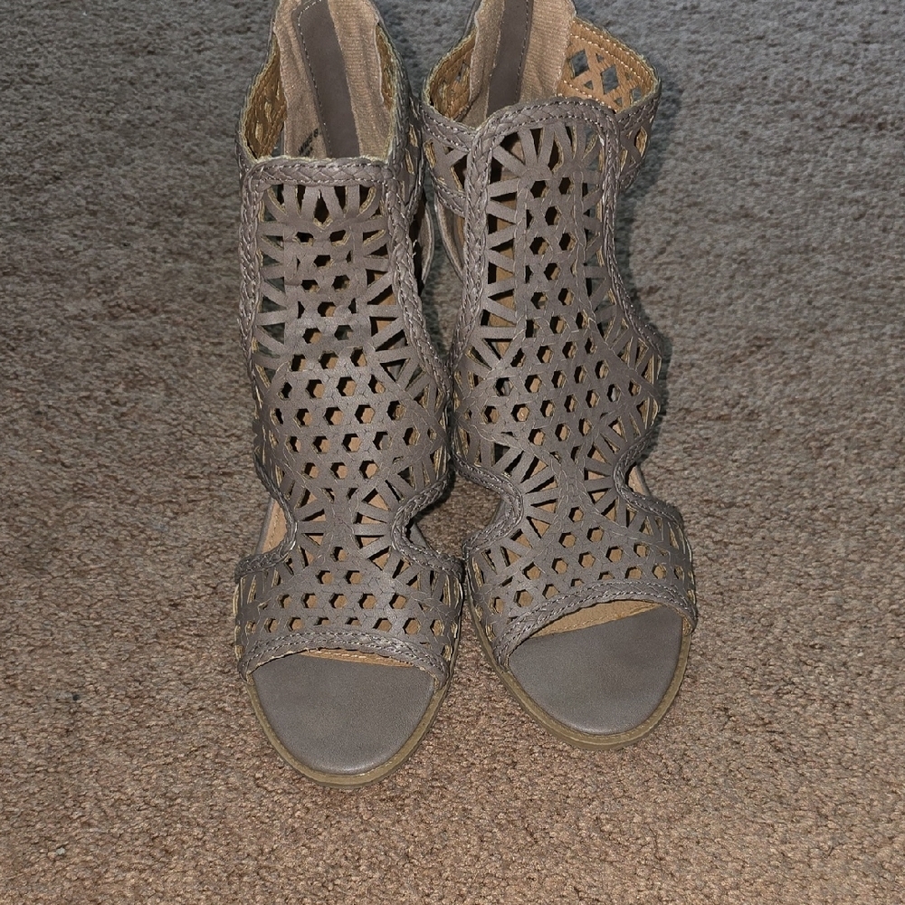 Report Gray/Tan Heels with Perforated Design
